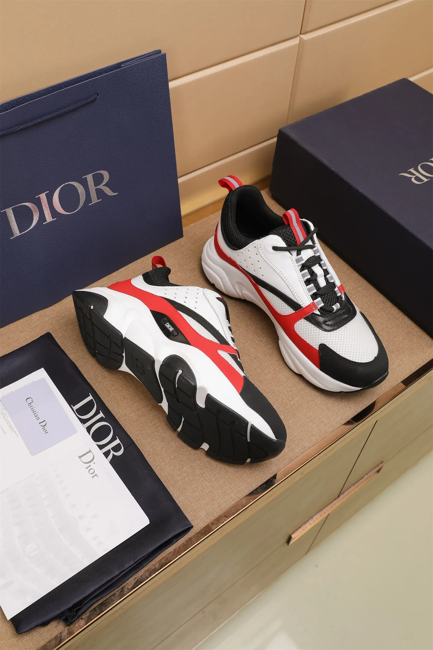 Factory price: 460💰Dior’s top version of D’s b22 men’s sports shoes. Inspired by retro running styles, the chunky low-top silhouette features gray calf leather and blue and white mesh fabric uppers, atop a black, white and blue engraved rubber sole. Nylon ribbon accents the blue mesh tongue and heel counter, and a "dio~" logo appears on the side. Pair it with a suit for a striking contrast and add a sportswear-chic edge to your look. The thick sole can be about 4cm~ Size: 38-45, [46, 47 customized]